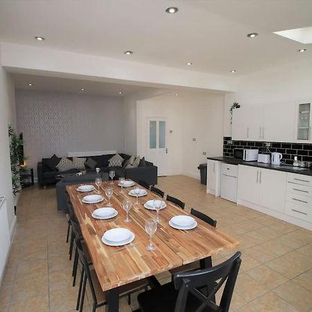 Large Modern House By Property Promise Cardiff Exterior photo
