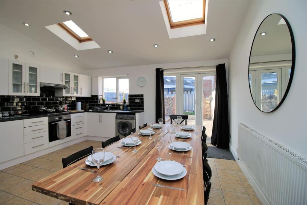 Large Modern House By Property Promise Cardiff Exterior photo