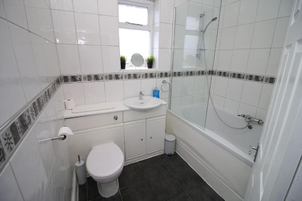Large Modern House By Property Promise Cardiff Exterior photo