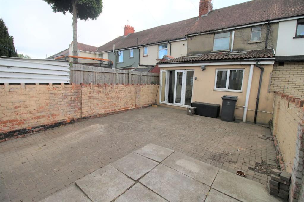 Large Modern House By Property Promise Cardiff Exterior photo