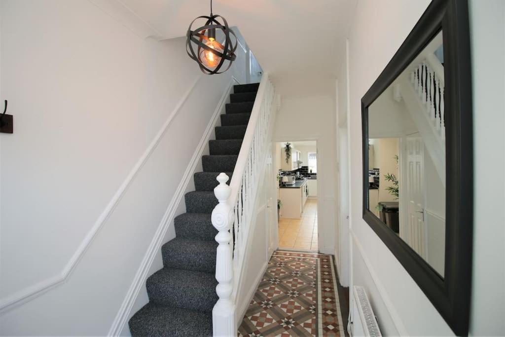 Large Modern House By Property Promise Cardiff Exterior photo