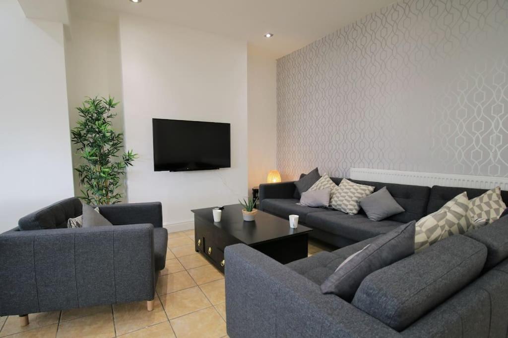 Large Modern House By Property Promise Cardiff Exterior photo