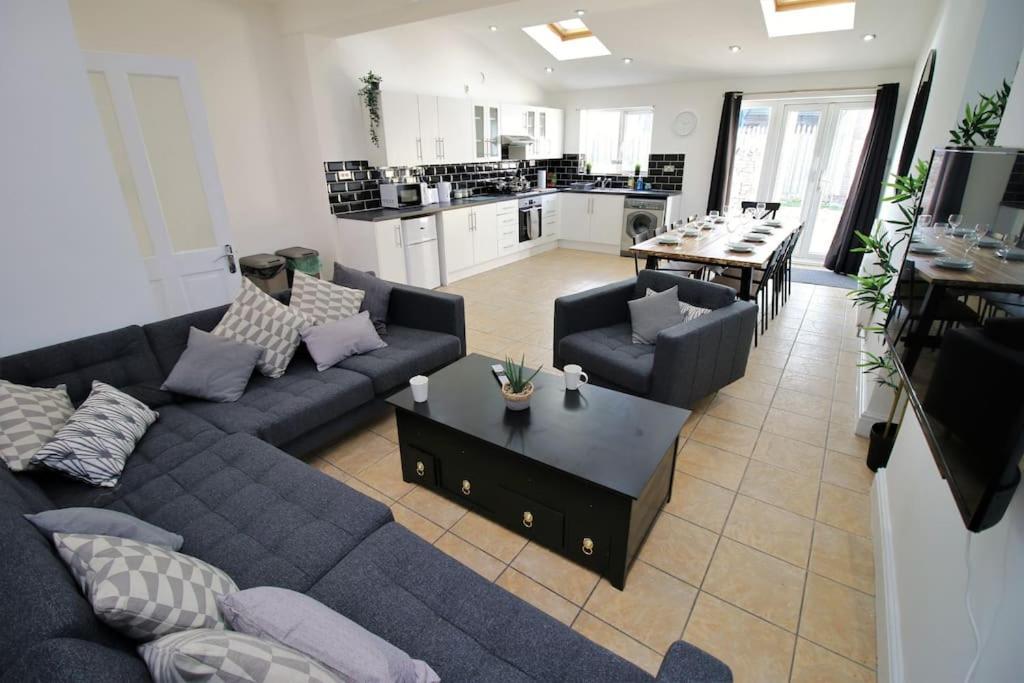Large Modern House By Property Promise Cardiff Exterior photo