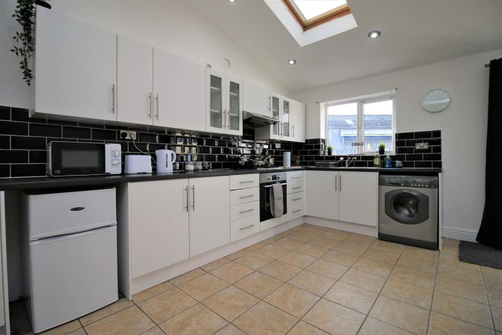 Large Modern House By Property Promise Cardiff Exterior photo